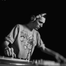 DJ Jijo (Turntables & sampling)
